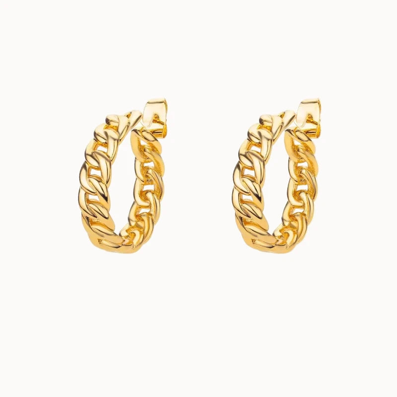 Goldene Creolen im Panzerketten-Design – mittelgroße, moderne Hoops mit Gliederstruktur aus 18K vergoldetem Edelstahl.