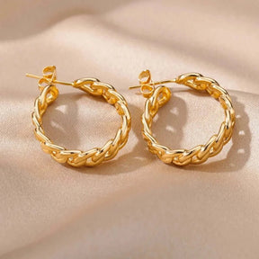 Goldene Creolen im Panzerketten-Design – mittelgroße, moderne Hoops mit Gliederstruktur aus 18K vergoldetem Edelstahl.