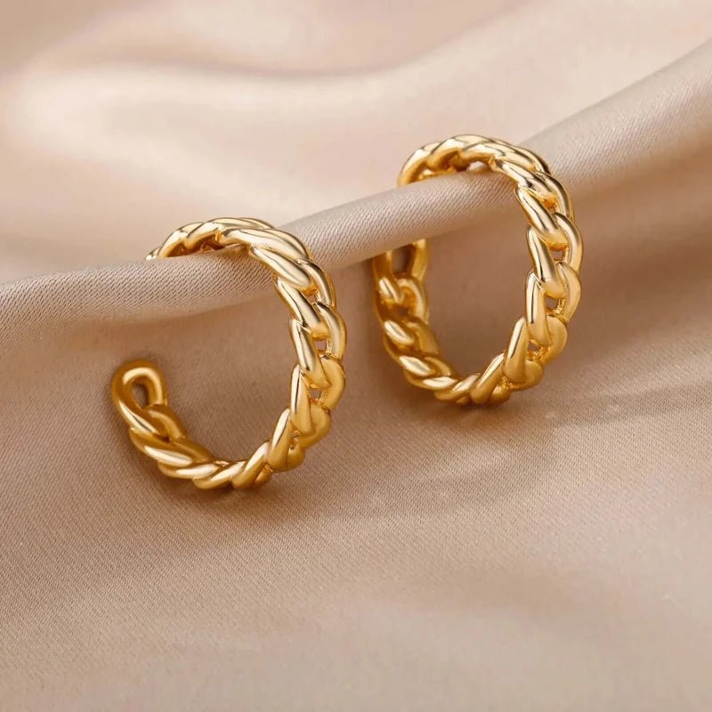 Goldene Creolen im Panzerketten-Design – mittelgroße, moderne Hoops mit Gliederstruktur aus 18K vergoldetem Edelstahl.