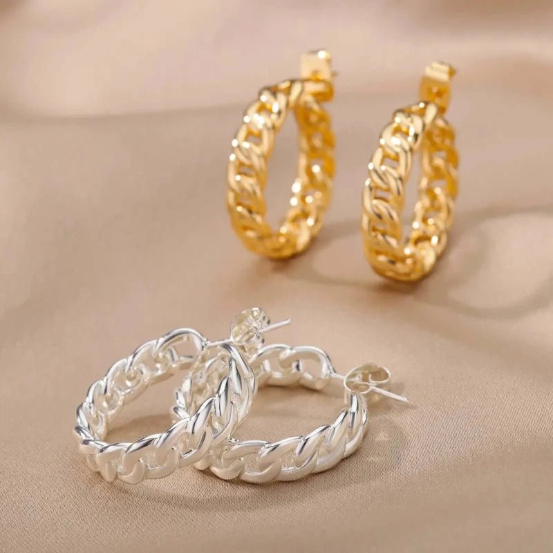 Produktbild der 'Circle Hoops' Creolen im Ketten-Design, das beide verfügbaren Varianten zeigt: 18K Gold und Silber Edelstahl nebeneinander.