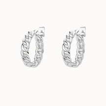 Silberne Creolen im Ketten-Look – elegante, mittelgroße Hoops mit einer klaren Gliederstruktur aus Edelstahl.
