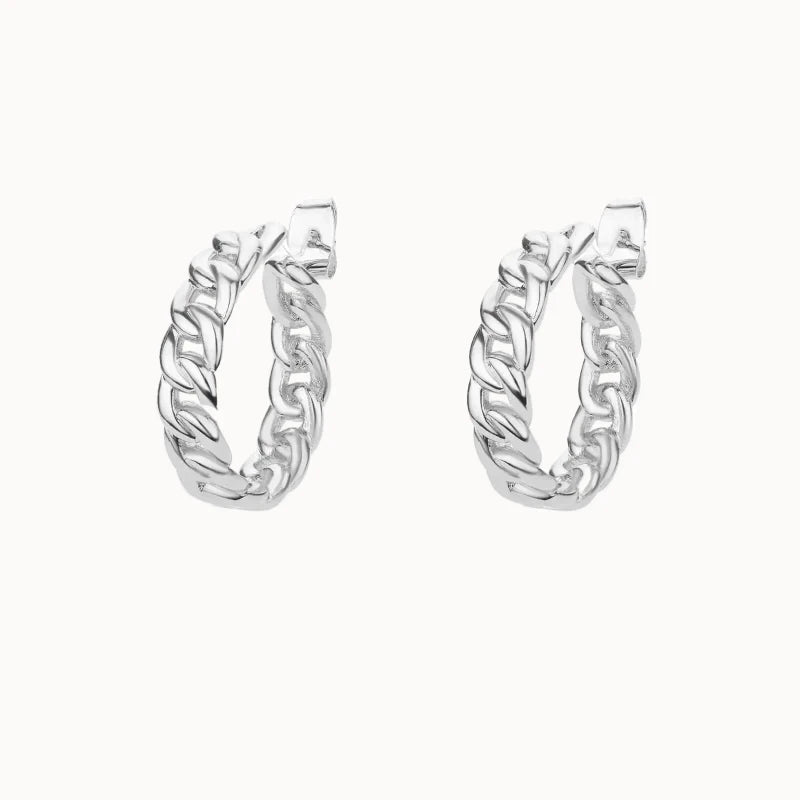 Silberne Creolen im Ketten-Look – elegante, mittelgroße Hoops mit einer klaren Gliederstruktur aus Edelstahl.