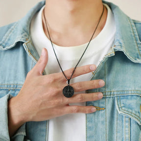 Moderne Halskette in Schwarz mit einem markanten, runden Kompass-Anhänger für einen maskulinen oder minimalistischen Look.