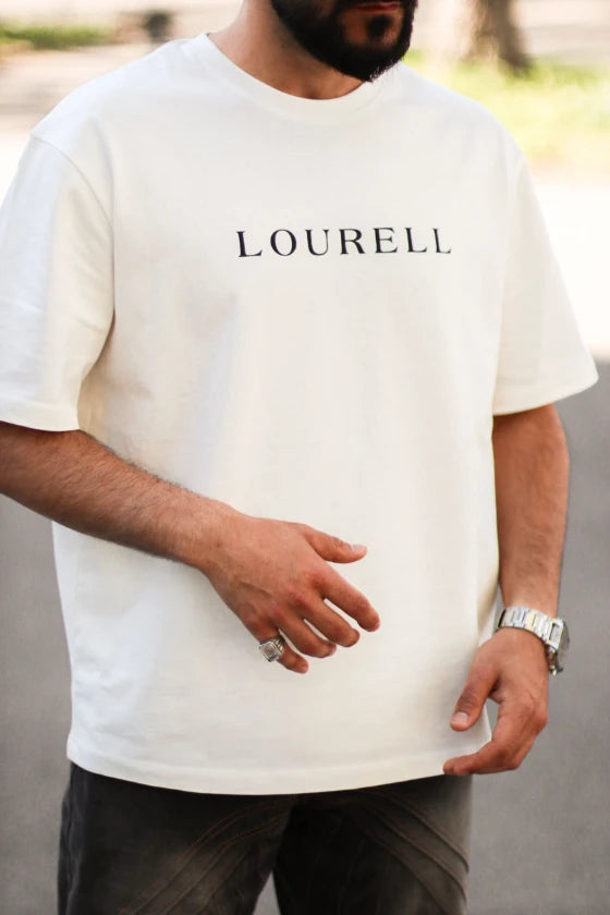 Weißes LOURELL Oversize-Shirt mit schwarzem Logo, getragen