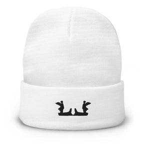 Weiße Unisex Beanie-Mütze mit breitem Umschlag und schwarzem LOURELL Logo-Stick.