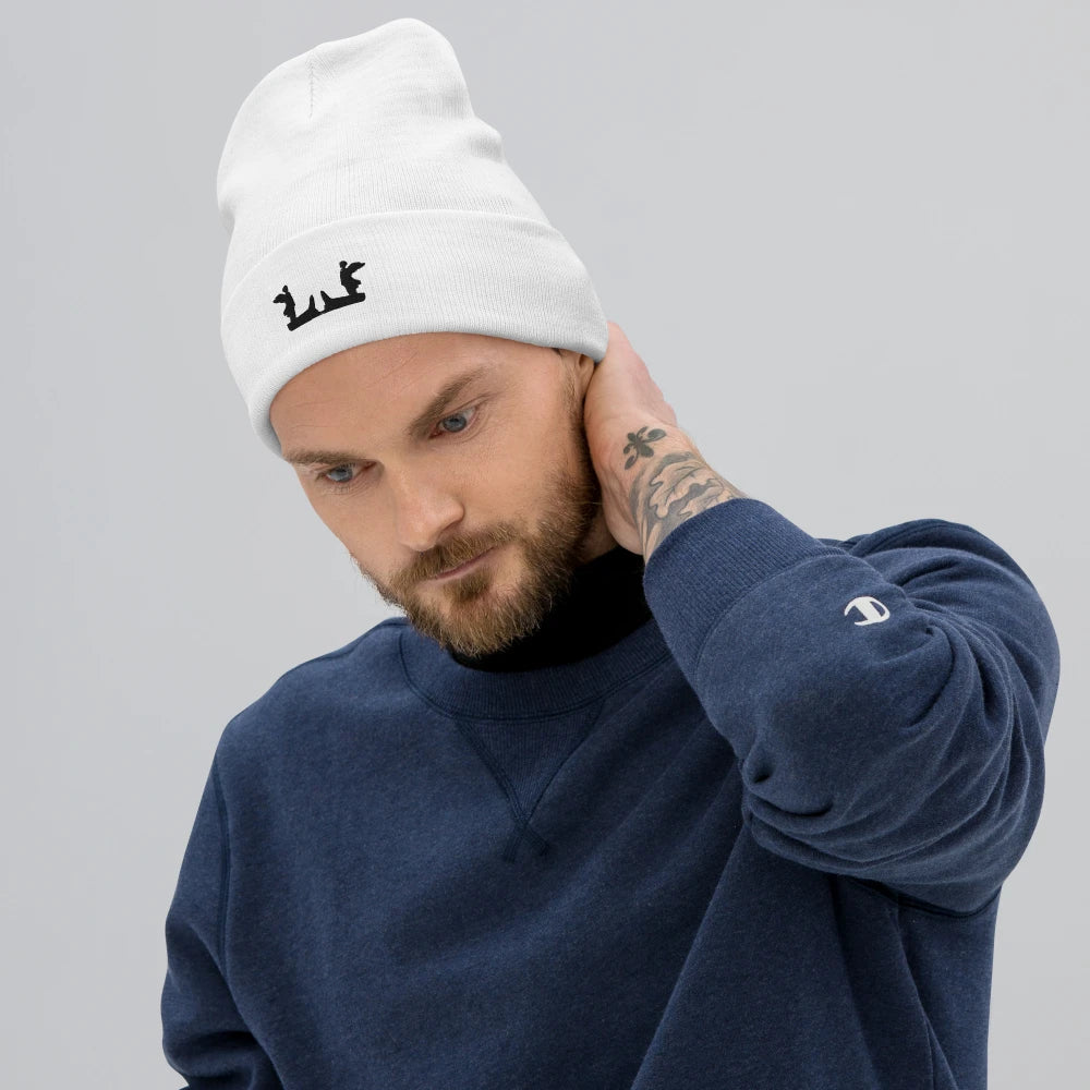 Weiße Unisex Beanie-Mütze mit breitem Umschlag und schwarzem LOURELL Logo-Stick.