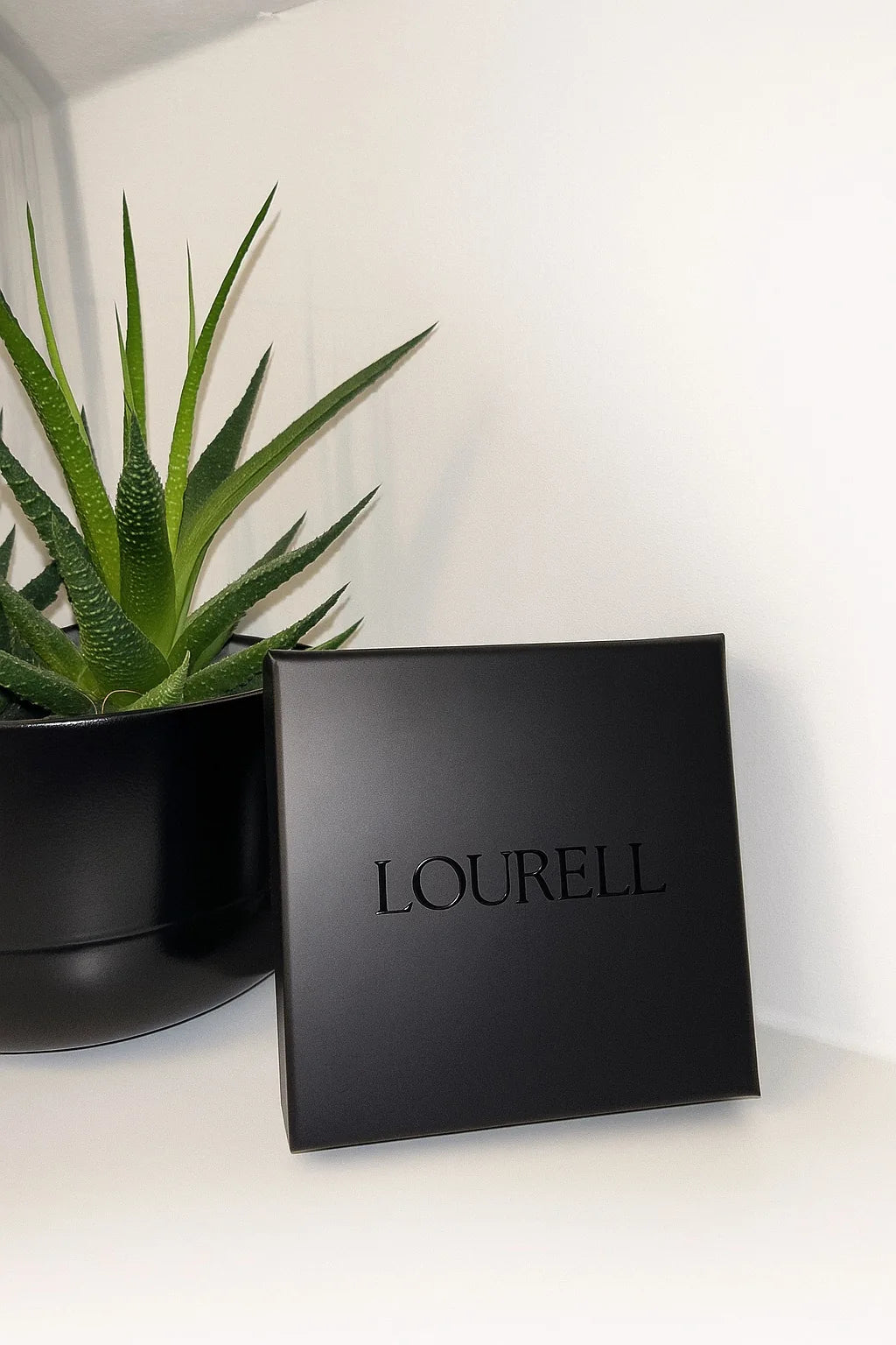Geschlossene schwarze LOURELL-Schmuckbox mit geprägtem Logo