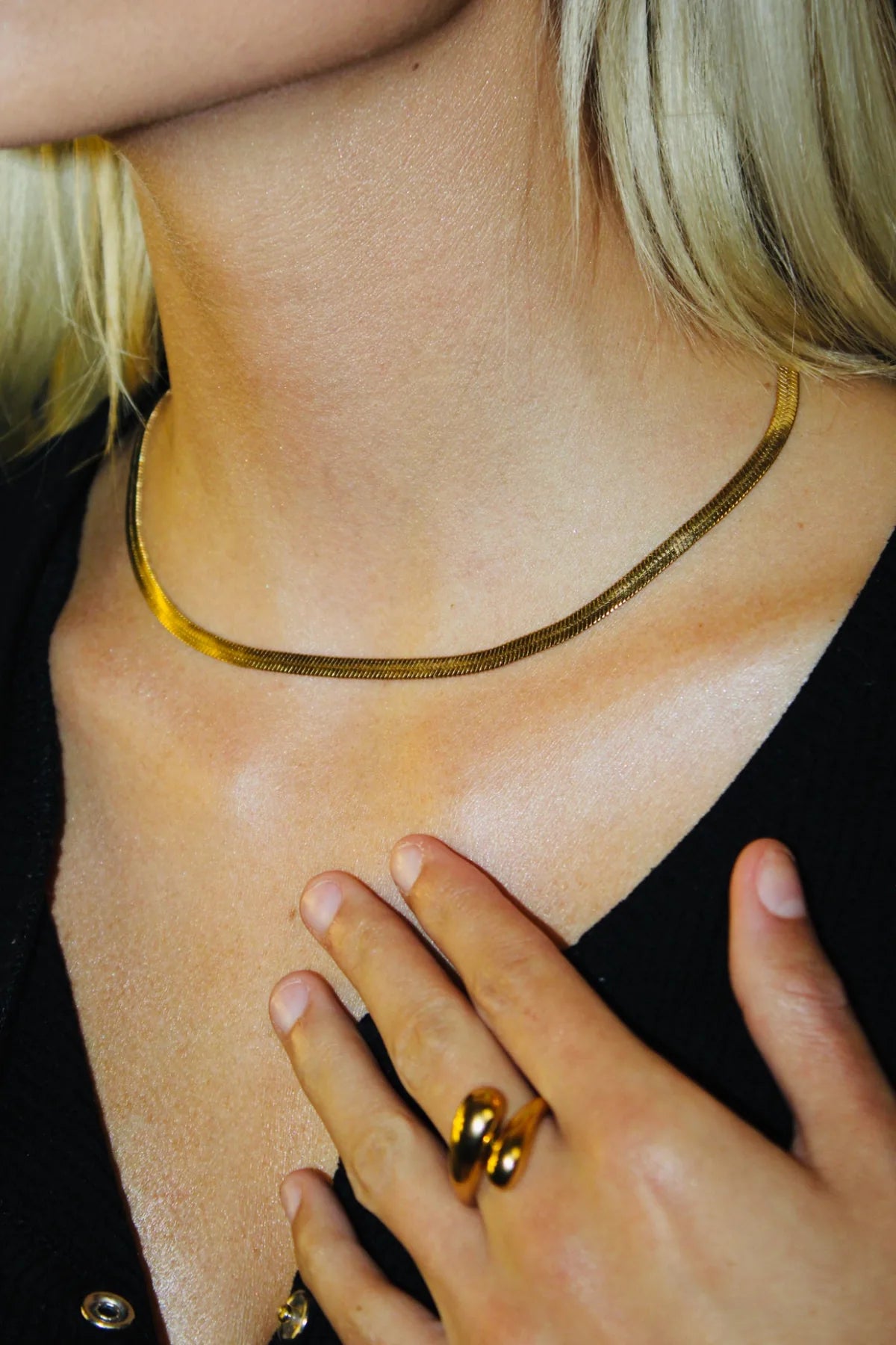 Nahaufnahme der Velure Halskette und des Fusion Drop Rings aus dem LOURELL-Shooting