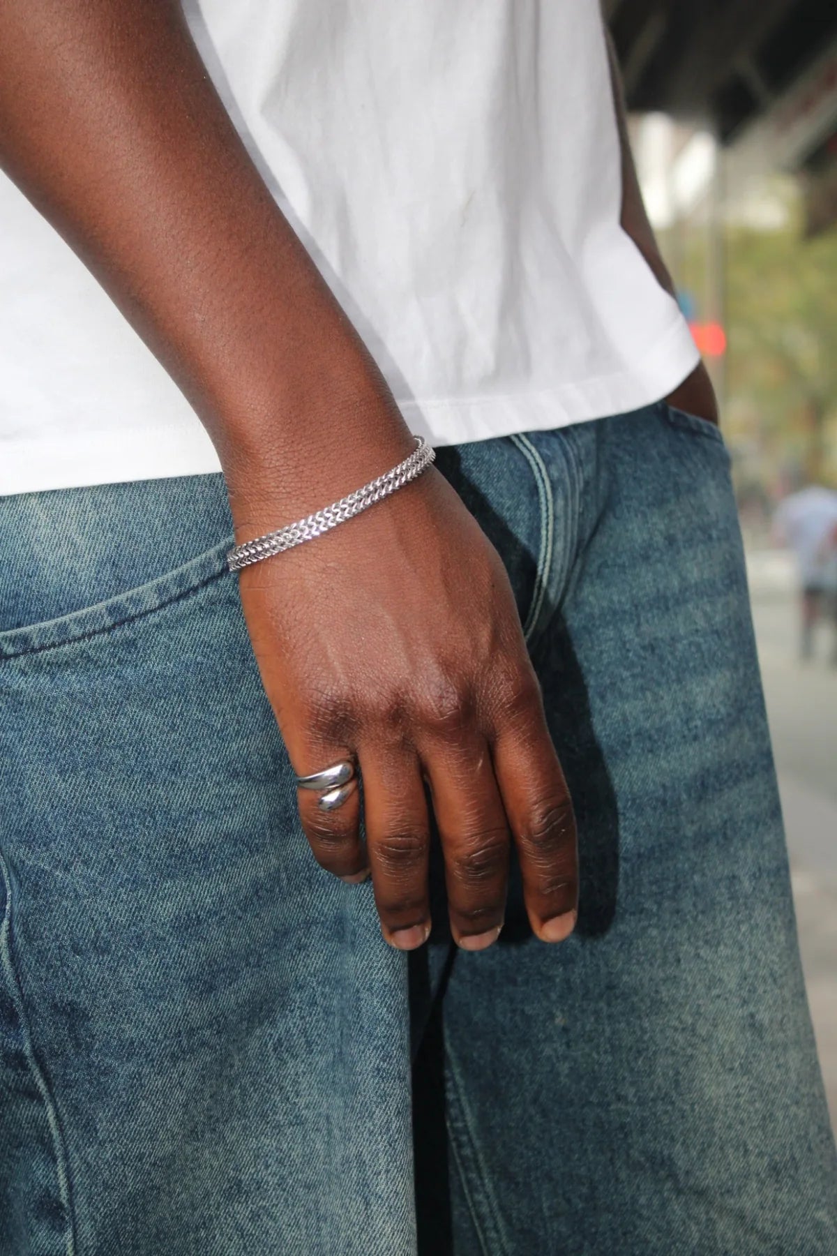 Silberfarbener Ring und Armband im getragenen Look