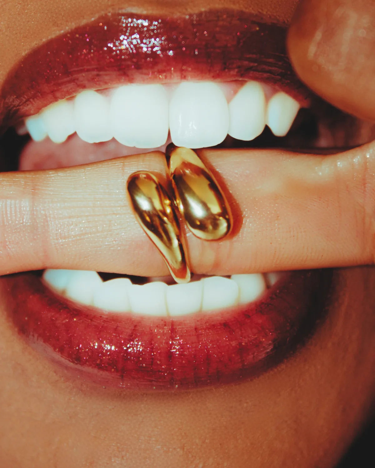 Goldener Fusion Drop Ring in einer Detailaufnahme