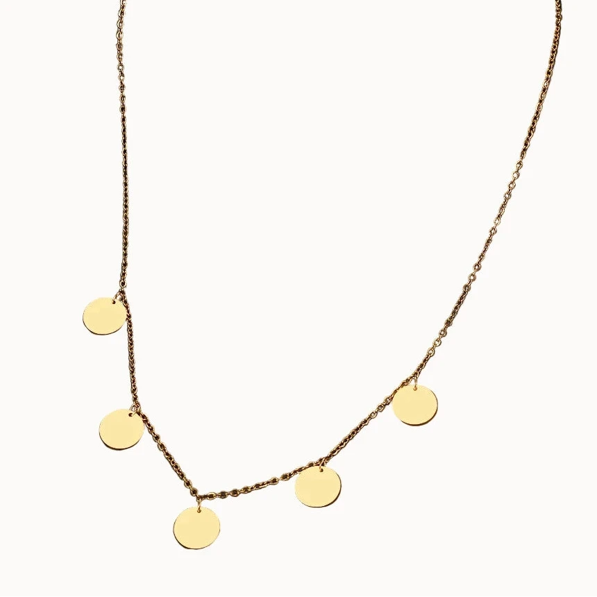 Feine Plättchenkette in Gold mit fünf kleinen, runden Coin-Anhängern.