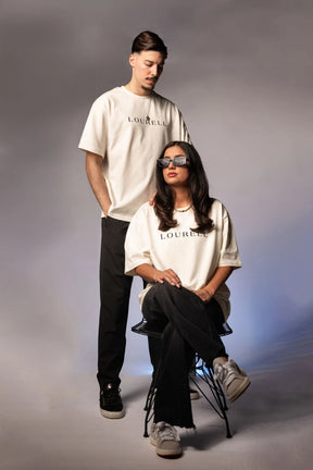 Weißes Oversize T-Shirt aus 100% Baumwolle mit großem, zentriertem 'LOURELL' Schriftzug in Schwarz auf der Brust.