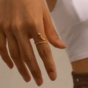 Goldener Schlangenring für Damen mit grünen Augen aus Zirkonia.