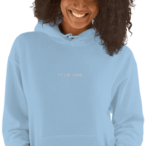 Unisex-Hoodie in Hellblau (Sky Blue) mit dem kleinen, weißen Stick 'L–7 | 23° | PARIS' mittig auf der Brust.