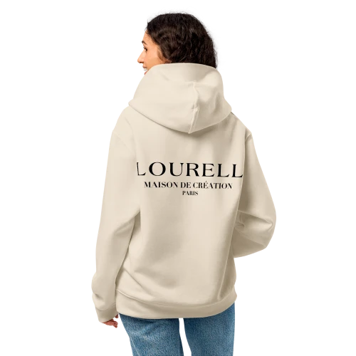 Rückansicht des sandfarbenen Unisex Oversize-Kapuzenpullovers, der den großen, schwarzen Rückenprint 'LOURELL MAISON DE CRÉATION PARIS' zeigt.