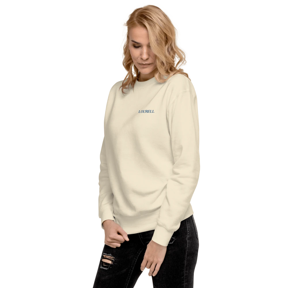 Beiges Unisex-Sweatshirt (Crewneck) mit royalblauem Lourell Logo-Stick auf der linken Brust.