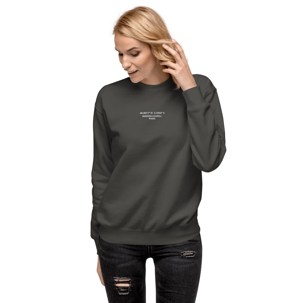 Unisex Sweatshirt in Vintage Black (verwaschenes Schwarz) mit weißen, gestickten Koordinaten und 'Maison Lourell Paris' Schriftzug auf der Brust.