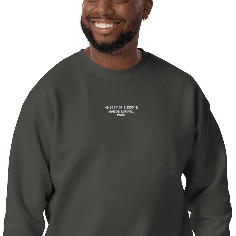 Unisex Sweatshirt in Vintage Black (verwaschenes Schwarz) mit weißen, gestickten Koordinaten und 'Maison Lourell Paris' Schriftzug auf der Brust.