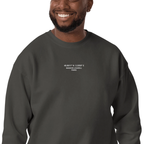 Unisex Sweatshirt in Vintage Black (verwaschenes Schwarz) mit weißen, gestickten Koordinaten und 'Maison Lourell Paris' Schriftzug auf der Brust.